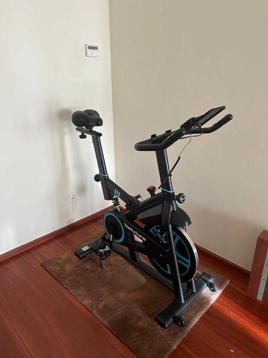 Bicicleta estática nova por 189 eur (custa 274), com voltante de 15 kg - rating 4.8 na Amazon