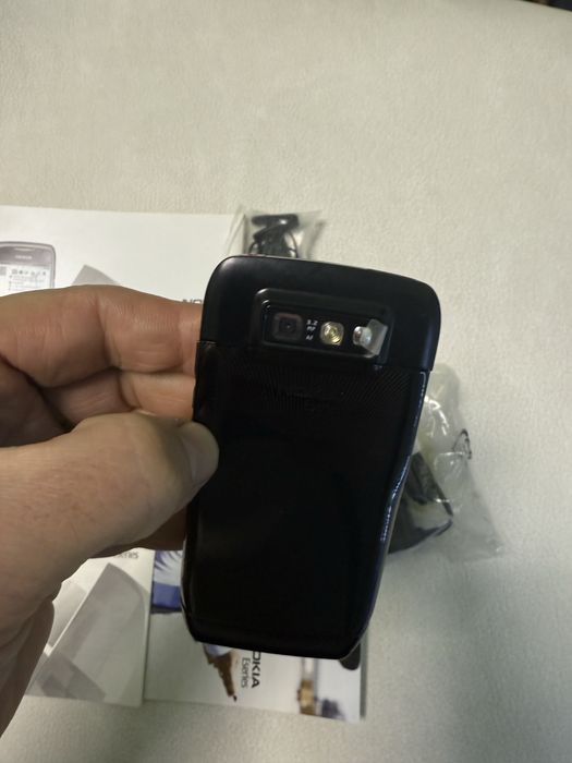 Б/у мобільний телефон Nokia E71 оригінал