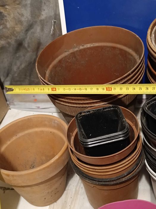 Conjunto de vasos, floreiras e pulverizador