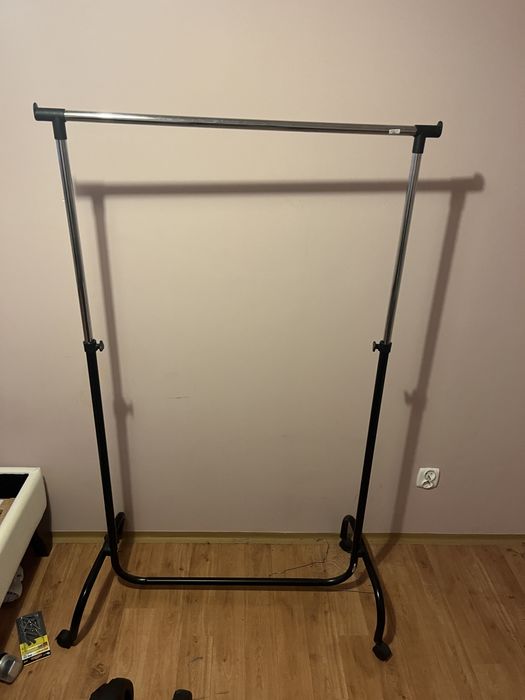 Wieszak na ubrania stojący na kółkach - lekki, praktyczny