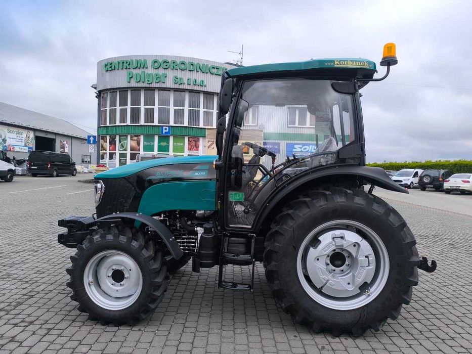 Ciągnik rolniczy marki AUPAX model 3075