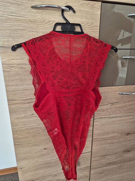 Czerwone body koronkowe