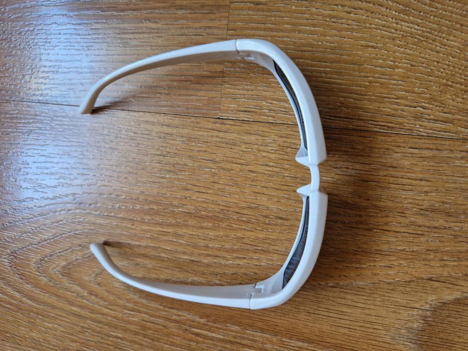 Białe okulary przeciwsłoneczne