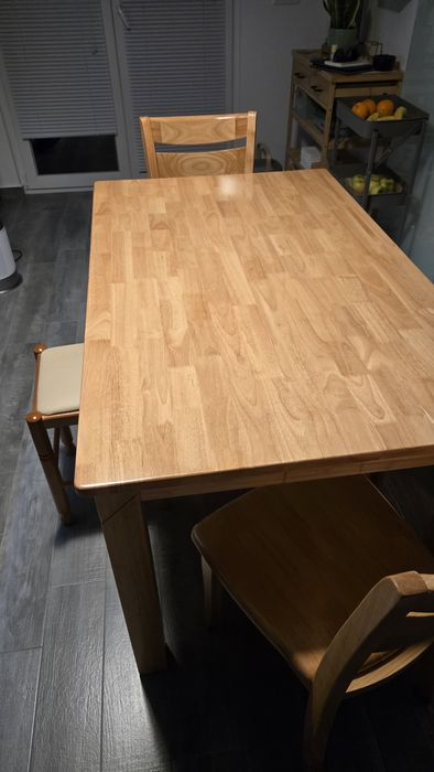 Mesa de cozinha em madeira maciça
