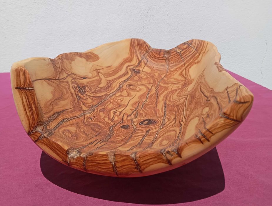 Fruteira feita em madeira de oliveira