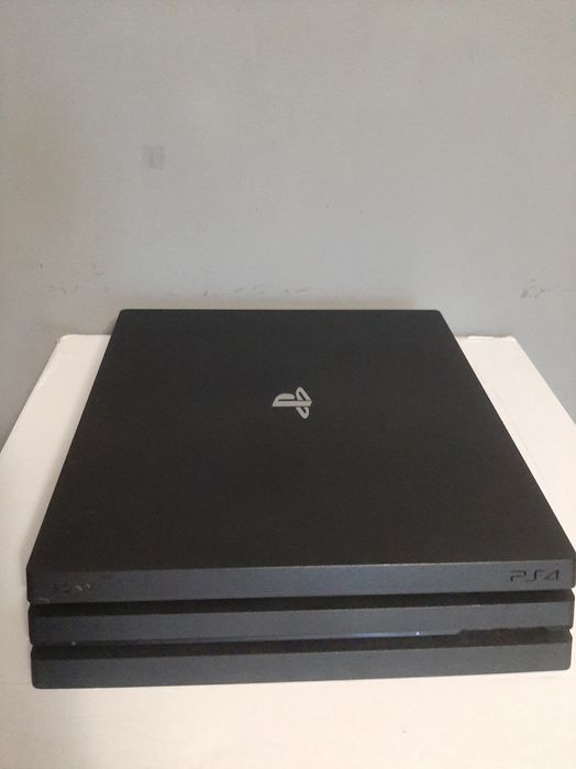 Sprzedam PS4 Pro 1TB z oryginalnym pudełkiem + możliwe akcesoria