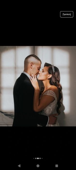 Błyszcząca suknia ślubna