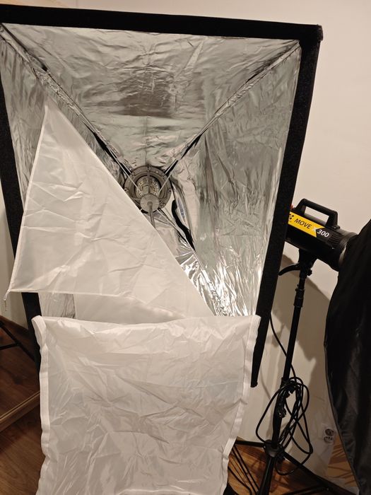 Zestaw oświetlenia studyjnego Quadralite Move 300 + softboxy + statywy