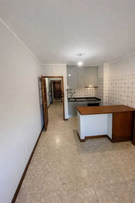 Apartamento T1 para arrendamento Rua Egas Moniz nº125
