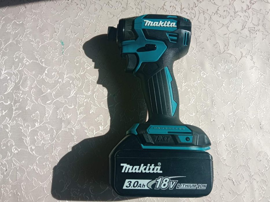 Makita XDT20(DTD173)та Makita BL1830B.