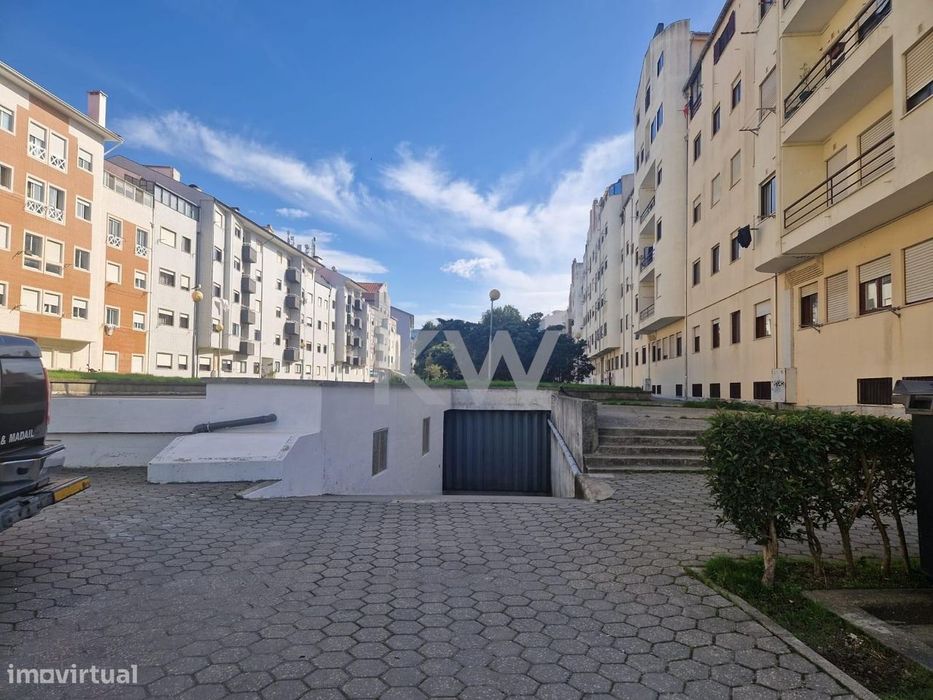 Lote de garagens fechadas no Bairro do Liceu, Aveiro