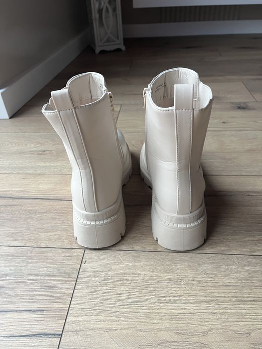 Beżowe botki sinsay