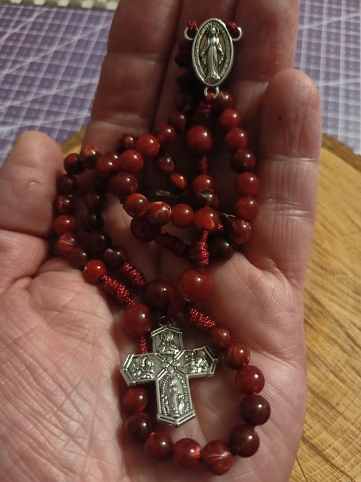 Marmurkowa czerwień - różaniec na sznurku - handmade