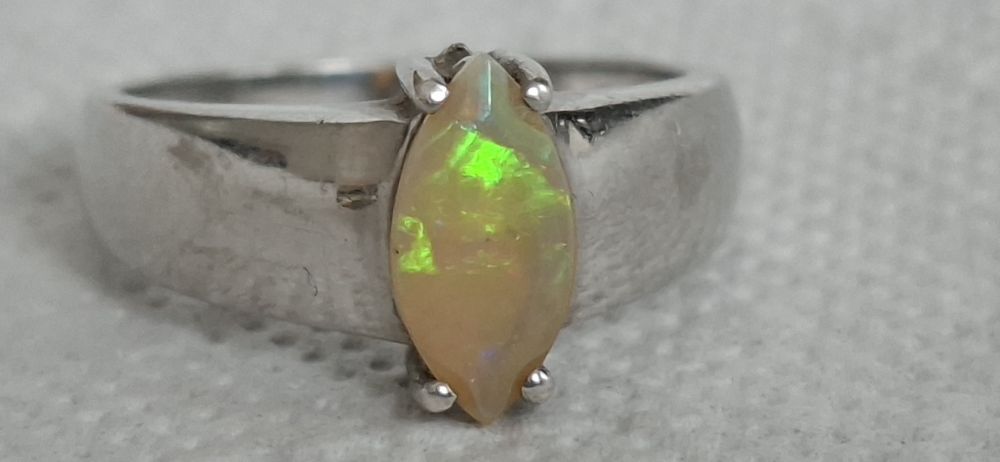 Srebrny pierścionek z naturalnym OPALEM – Szlif Markiza, piękny ogień!