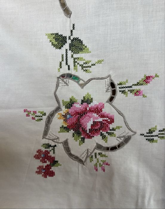 Toalha de mesa bordada a ponto cruz manual e 12 guardanapos