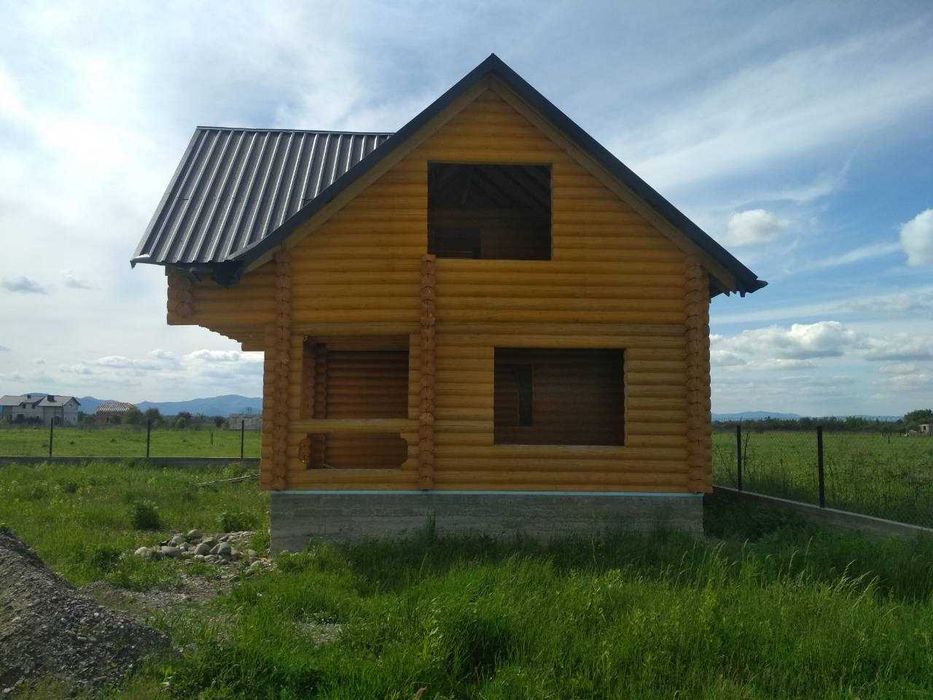 Дерев'яний будинок, зруб з дикої округлої колоди порода ялина