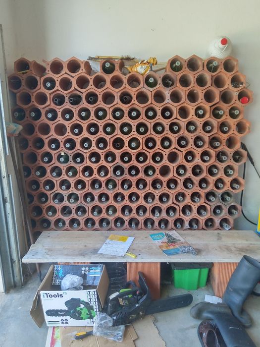 Garrafeira em tijoleira