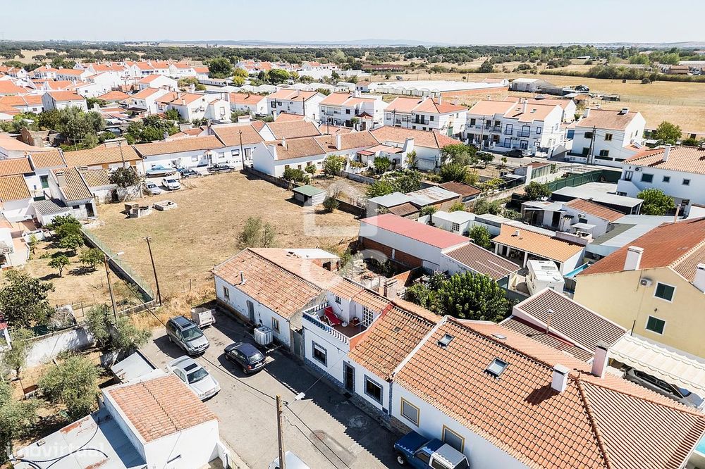 Moradia T3 c/ Quintal, Terraço e Aproveitamento de Sótão nos Canaviais