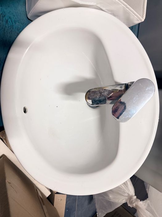 Pia de casa de banho branca com torneira e valvula clic