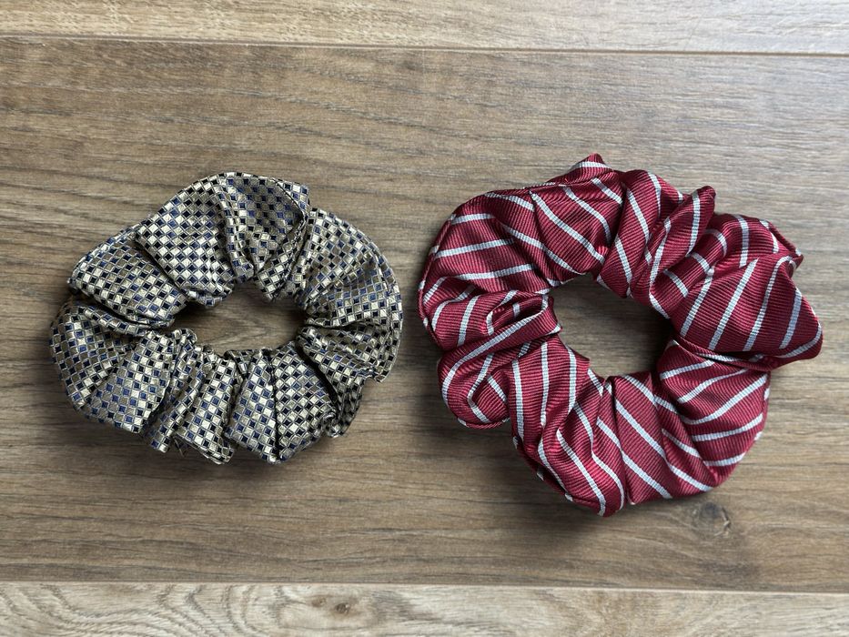 Jedwabne gumki do włosów 2 szt. – czerwona złota scrunchie, duża + mała