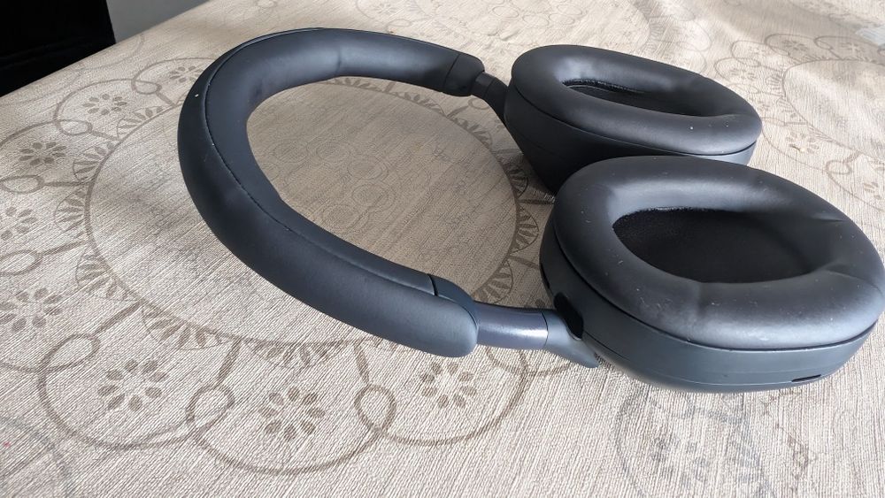 Sony WH-1000XM5.
