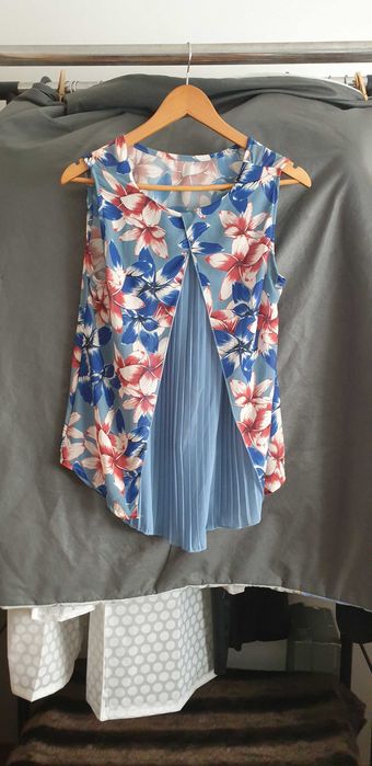 Blusa florida com drapeado