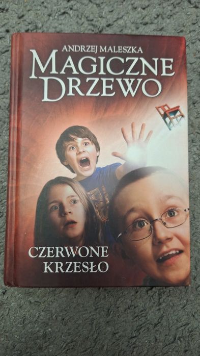 Magiczne drzewo Czerwone krzesło