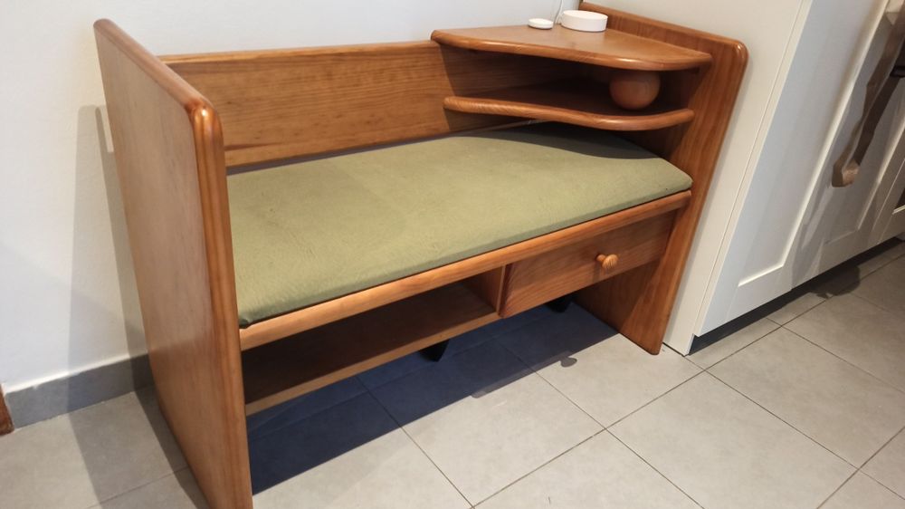 Banco de entrada com gaveta e mesa de apoio