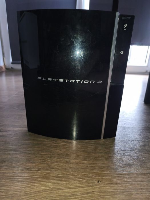 PS3 Fat 80gb + 3 Pady i gra Assassin's Creed: Brotherhood
