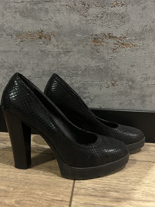 Klasyczne, czarne buty na obcasie