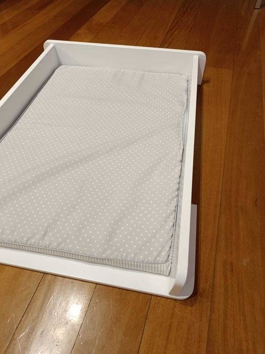 Dois berços IKEA e colchões
