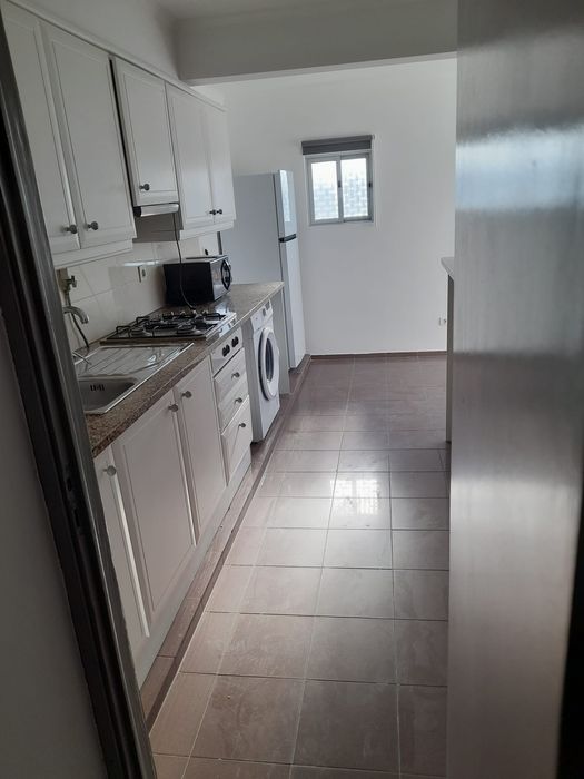 Alugo quarto com contrato, para casal sem filhos.