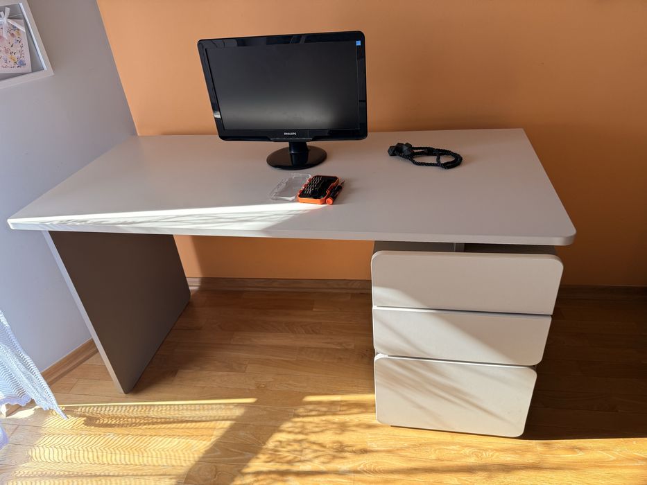 Biurko z trzema szufladami