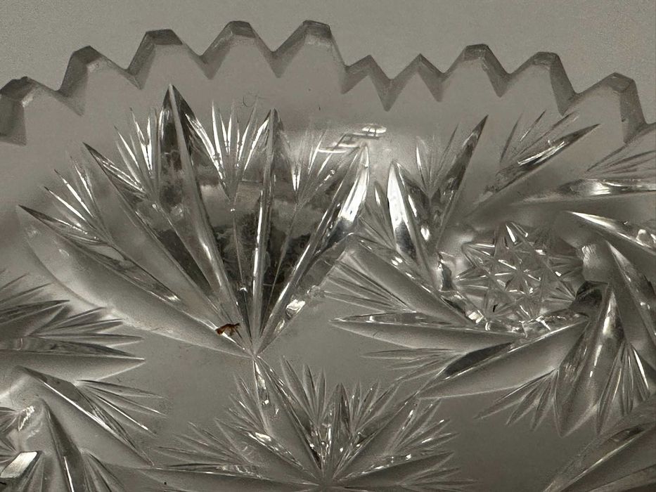 Zestaw dwóch kryształowych talerzyków deserowych o bogatym wzorze