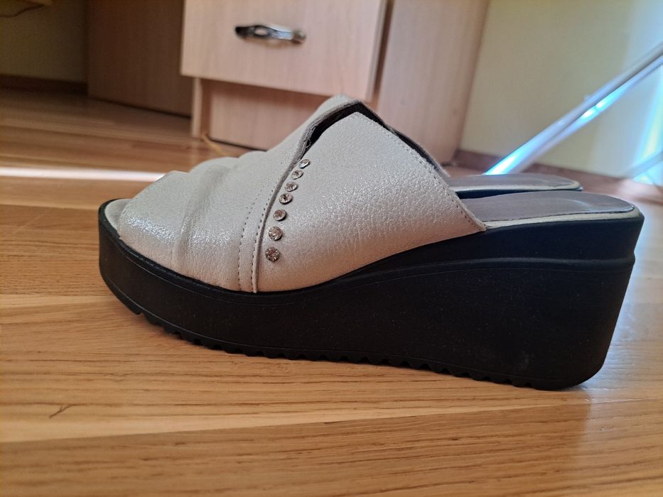 Жіночі шльопанці на платформі Туреччина