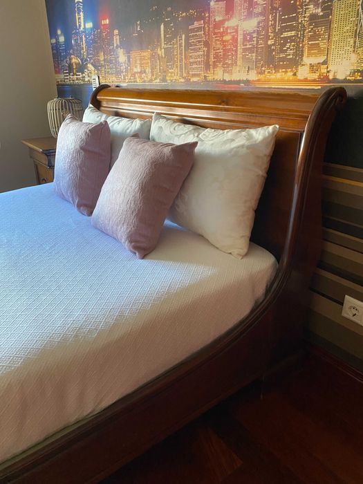 Cama de casal em madeira maciça com colchão