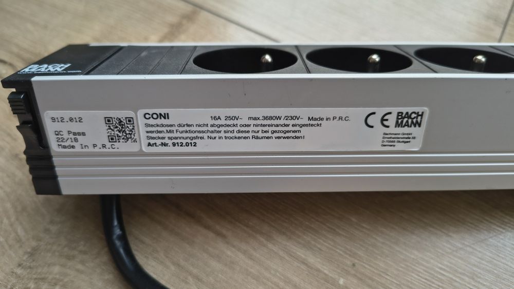 Puszka do systemu POWER FRAME z 3 gniazdami zasilania. Puszka z 3 gnia