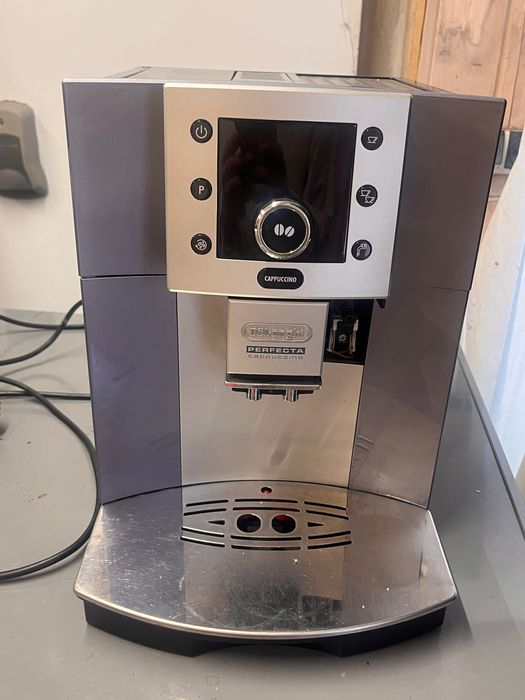 Automatyczny ekspres ciśnieniowy De’Longhi, model Perfecta Cappuccino.