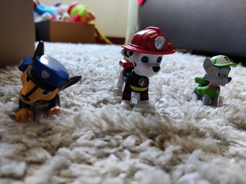 Figuras Rocky, Chase e Marechal Bombeiro.
Veiculo Zuma e cão robot