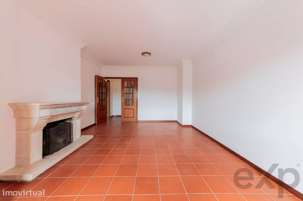 Apartamento T2  remodelado, varandas com vista desafogada, arqueamento