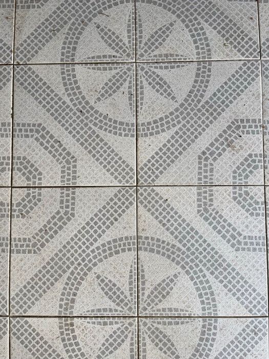 Piso cerâmico / tijoleira / azulejos