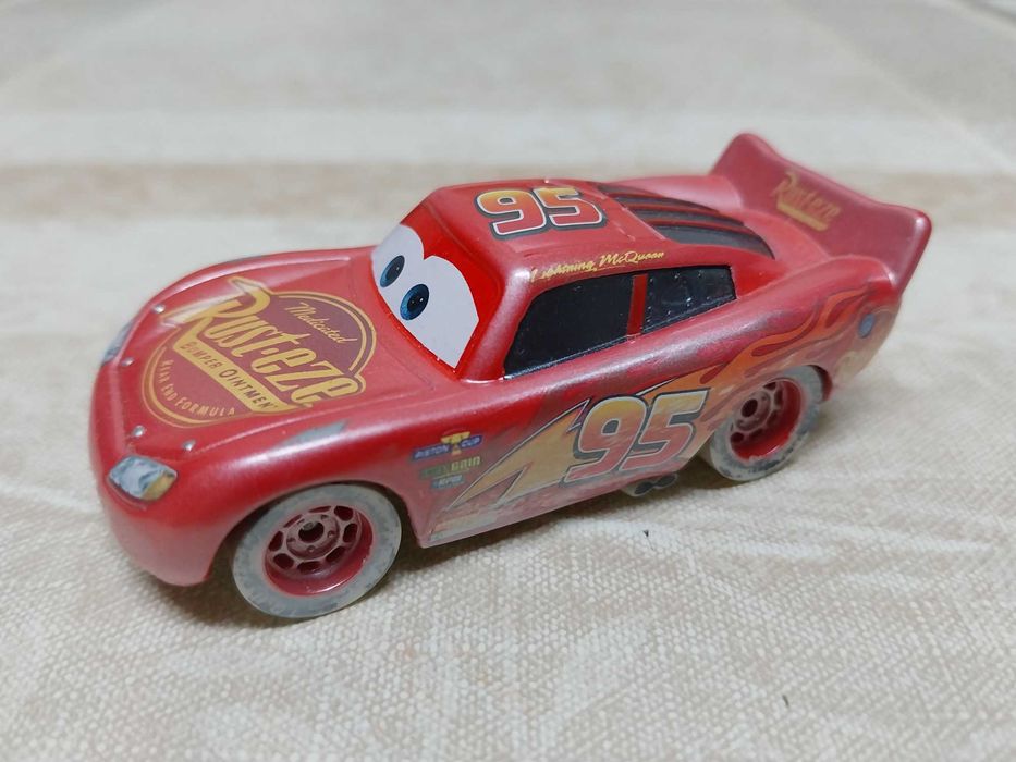Cars/Disney/Pixar – LIGHTNING MCQUEEN (Versão: Fireball Beach Racer)