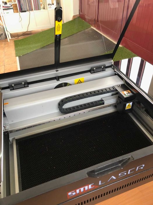 Máquina de Corte e Gravação a Laser