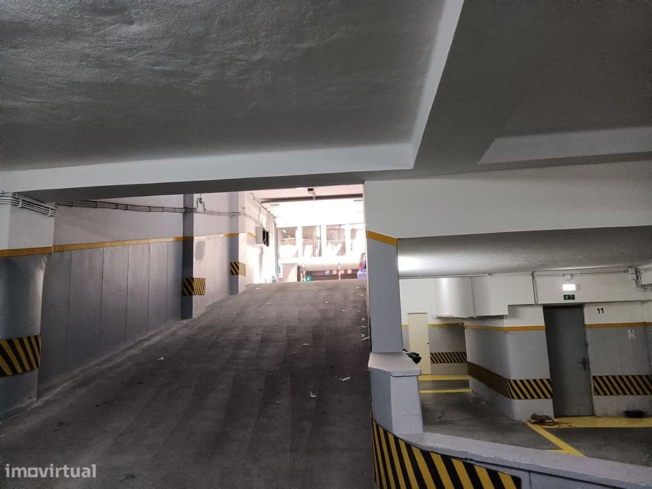 Garagem com 435 m² para 20 viaturas – Rua Duque de Palmela, Lisboa