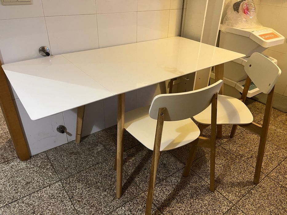 Mesa + cadeiras de cozinha