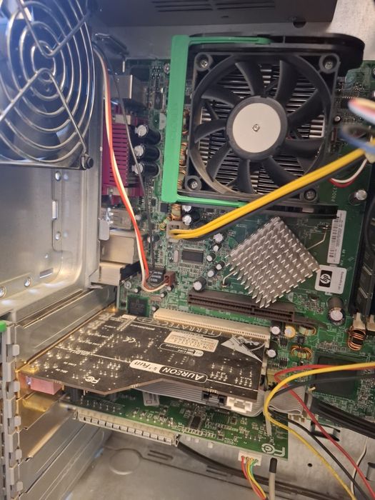 Stary komputer PC HP wraz z unikatowymi dodatkami grami i wyposażeniem