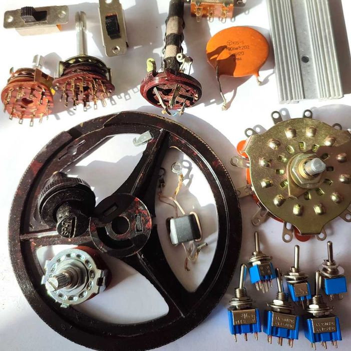 Zestaw starych części radiowych