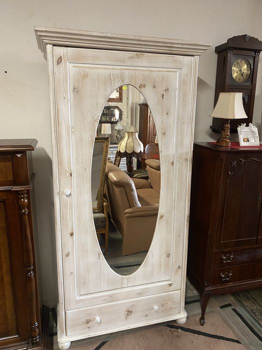 Drewniana bielona szafa- bieliźniarka