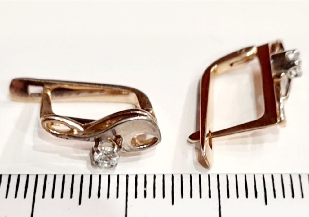 Золотые серьги с бриллиантами. ct 0,14