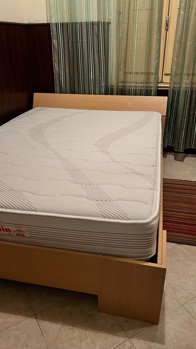 Cama + estrado + colchão + 2 mesas de cabeceira